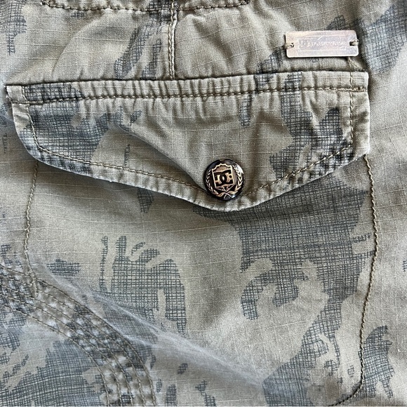 DC Shoe Company Loose Baggy Fit Camo Cargo Bermuda Shorts - Picture 6 of 10